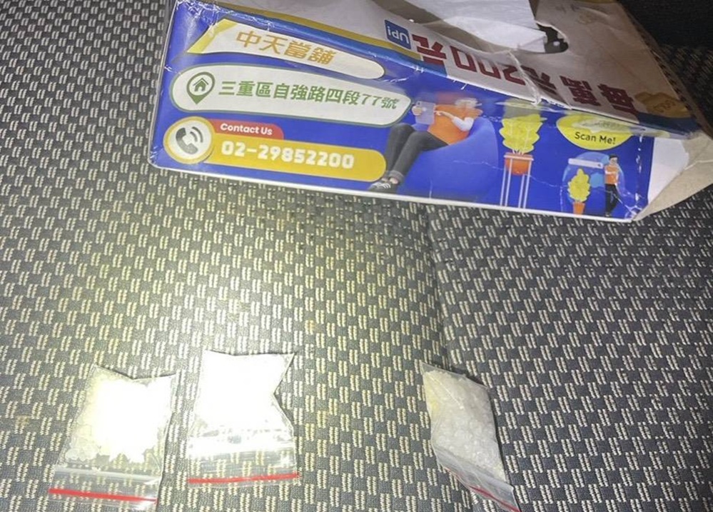 面紙盒藏毒品夾鏈袋露餡　內褲裏起獲12顆毒菸彈