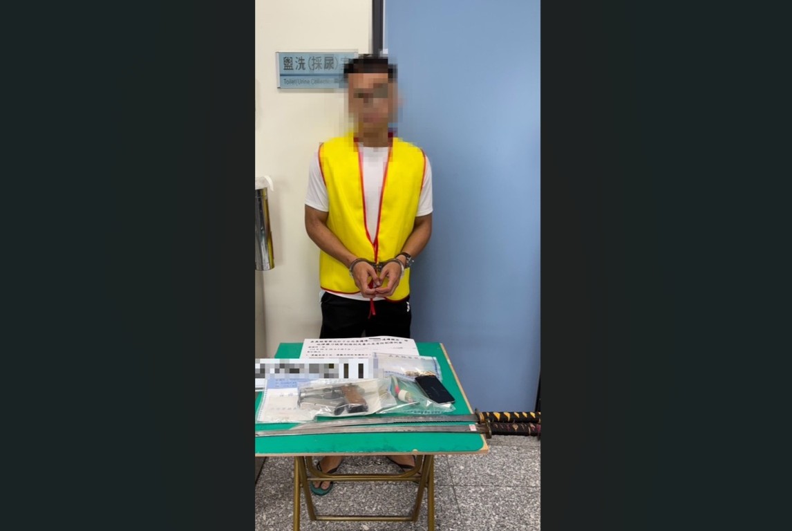 涉連續行竊夾娃娃機店　汽旅逮人起獲手槍與武士刀