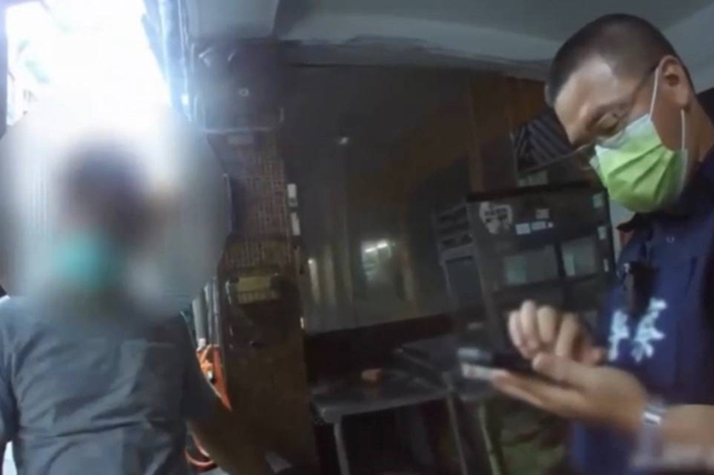 清晨路邊豪飲藥酒　竟是要入監服刑4個月的通緝犯