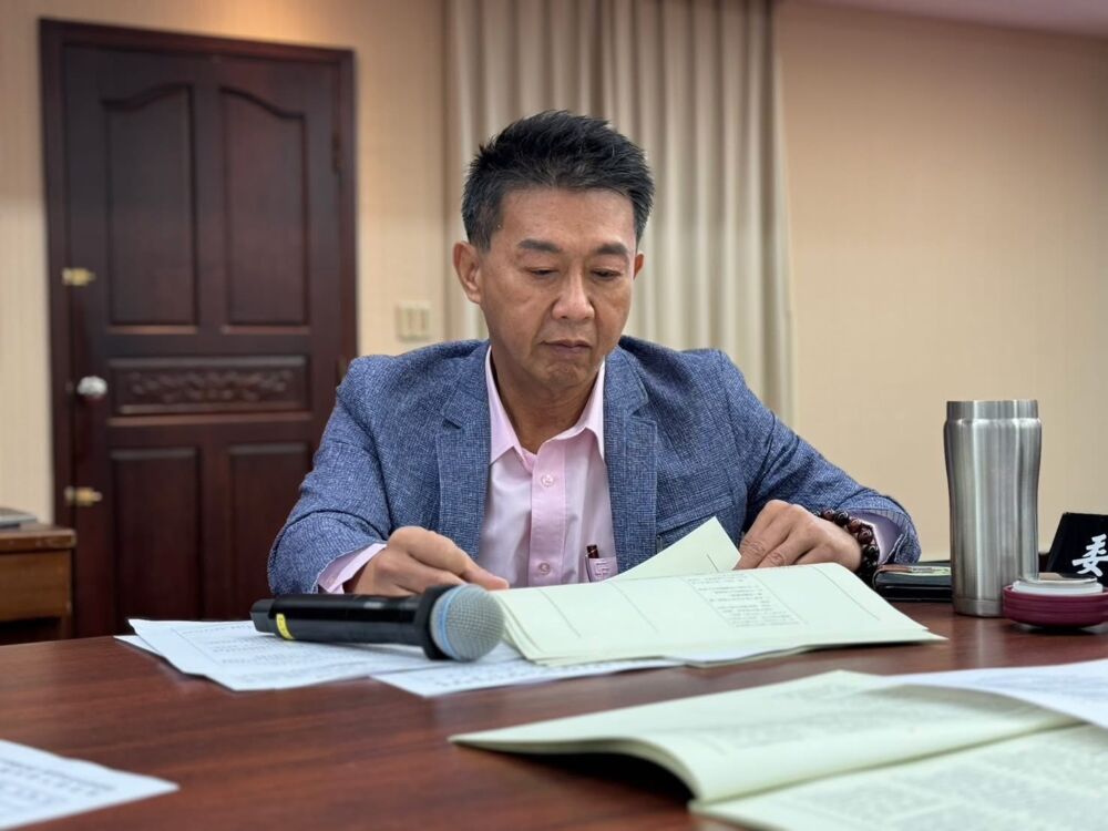 轟黃國昌勒頸嗆記者不道歉　許智傑諷：要把民眾黨變義和團？