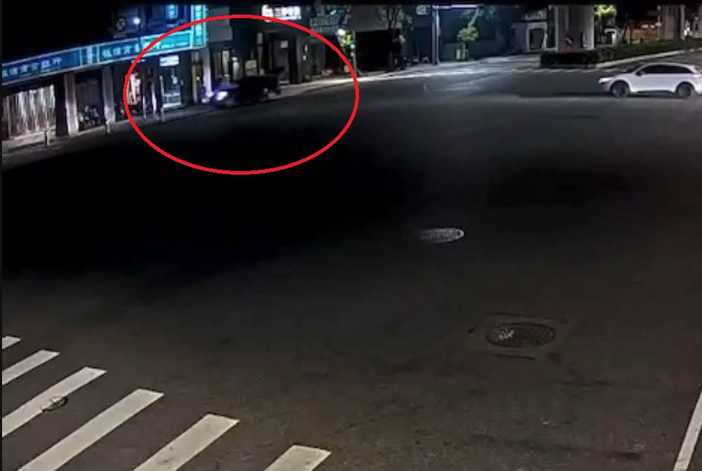 醉後開車撞進銀行　撞破玻璃機車倒地心虛落跑