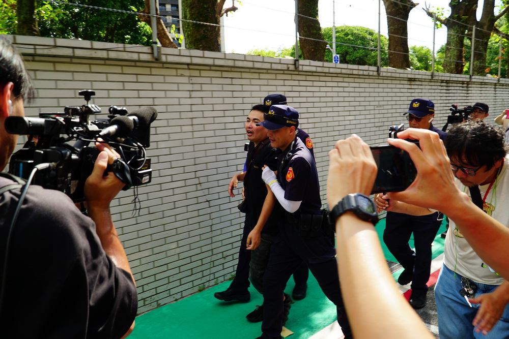 柯文哲交保遇撒冥紙砸場險釀衝突　警方迅勸離防爭端擴大