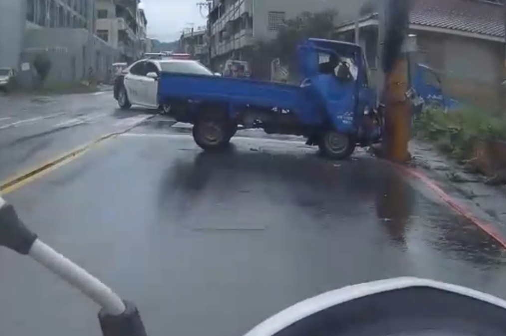 開贓車發現警踩油門逃　撞轎車再自撞電桿被逮