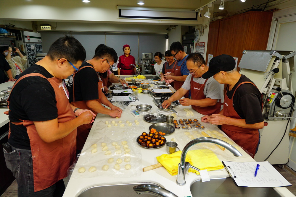 花好月圓更生傳愛　台北更保召集更生同學製作傳愛蛋黃酥