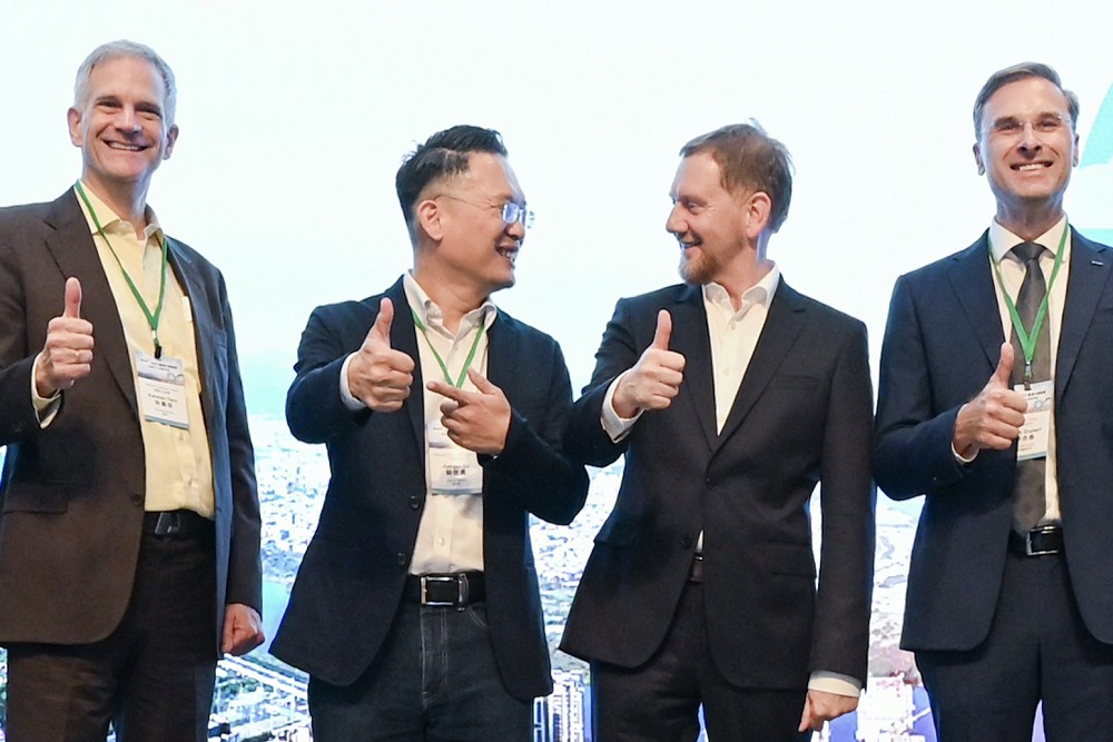 全手繪簡報拼城市外交　蘇俊賓與德國薩克森邦長交流智慧城市解方