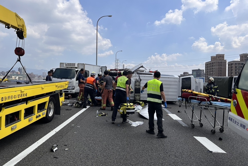 小貨車國道爆胎停路肩　民間救護車駕駛追撞側翻2人傷