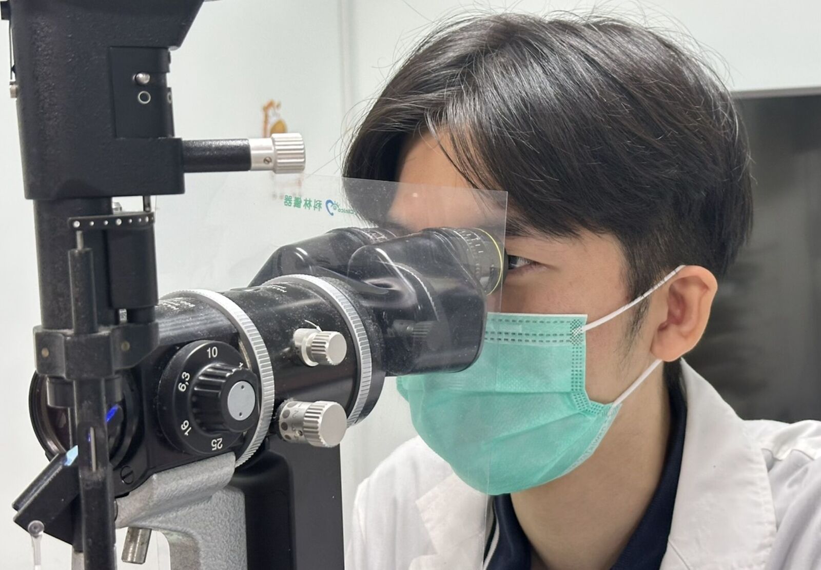 眼睛紅癢異物感… 消防員烈日下赤裸裸「角膜長出黃白病灶」
