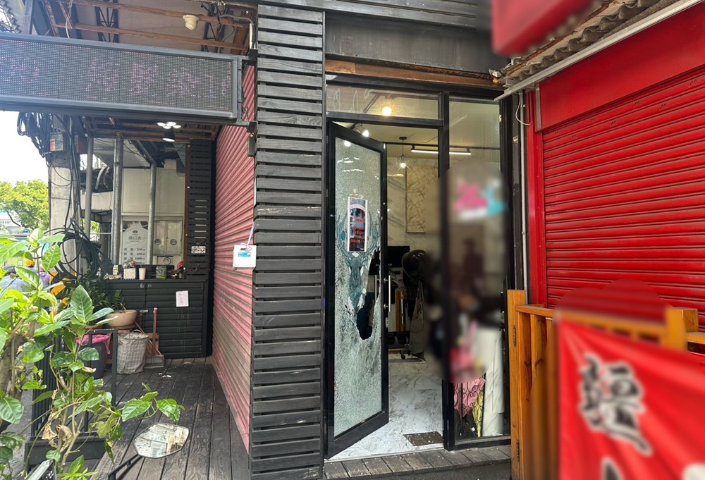 磚頭砸玻璃大門涉闖屋行竊　監視器拍下熟識男子涉案