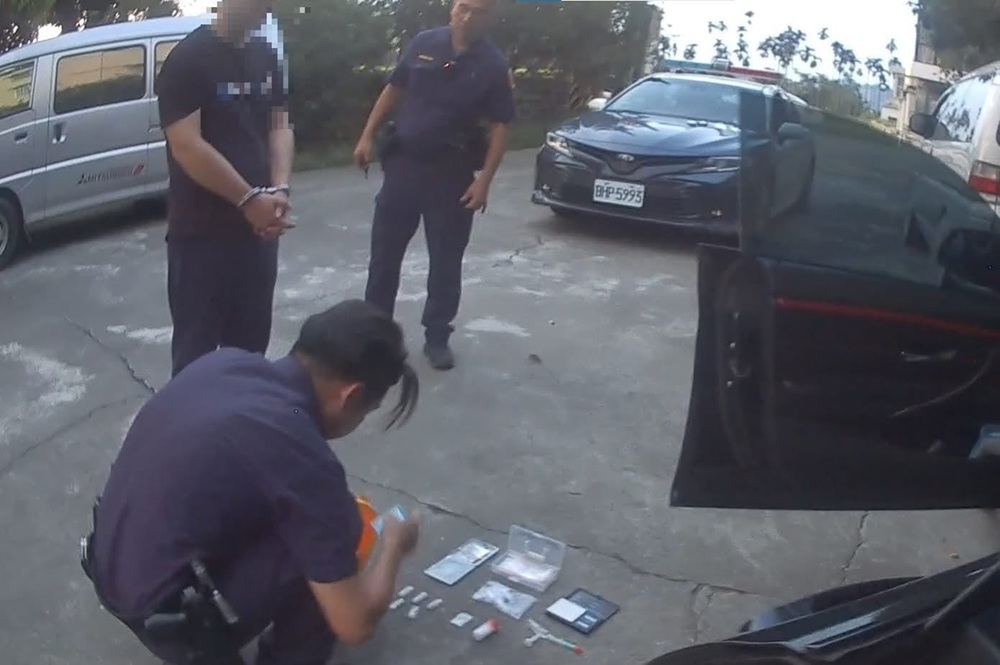 開車徘徊社區　警關心聞異味查獲喪屍菸彈與安毒