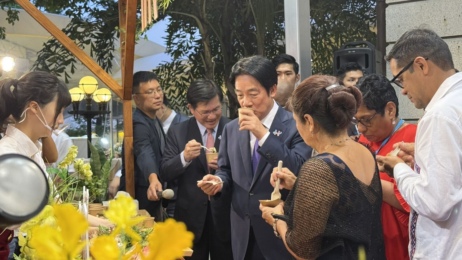 賴清德駐足推薦「雙月油飯、雞湯」　台灣媽媽味登國慶酒會