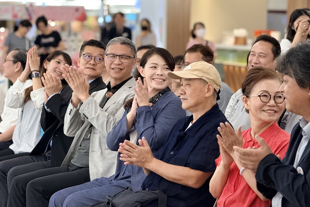高虹安出席「光映青春・藝聚香山」開幕　現場民眾互動熱絡