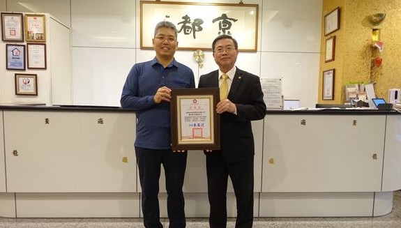 警出勤車禍昏迷家屬北上探視 旅館業者拔刀相助不收房錢