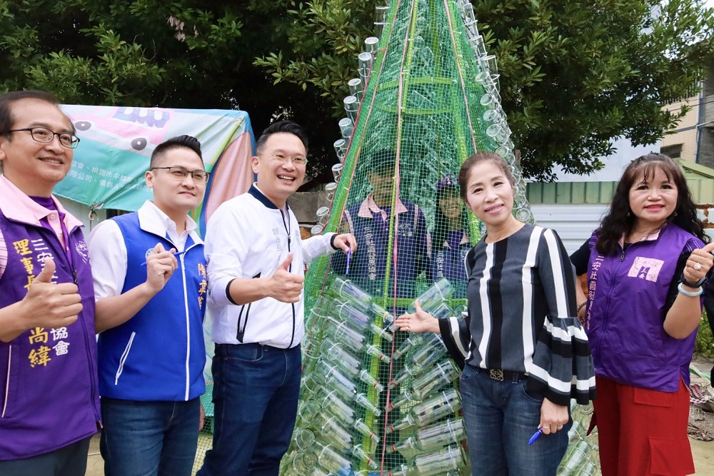 平鎮三安社區連3年賀耶誕　蘇俊賓偕志工綁瓶共創環保聖誕樹