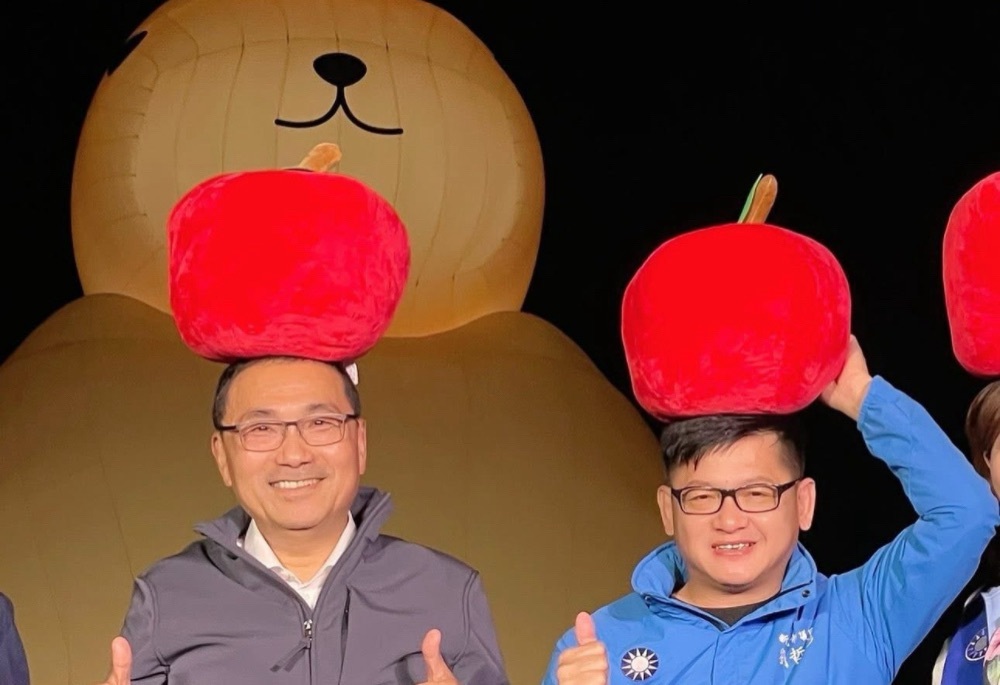 12米水豚君療癒新店碧潭　侯友宜劉哲彰邀市民共享限定水岸