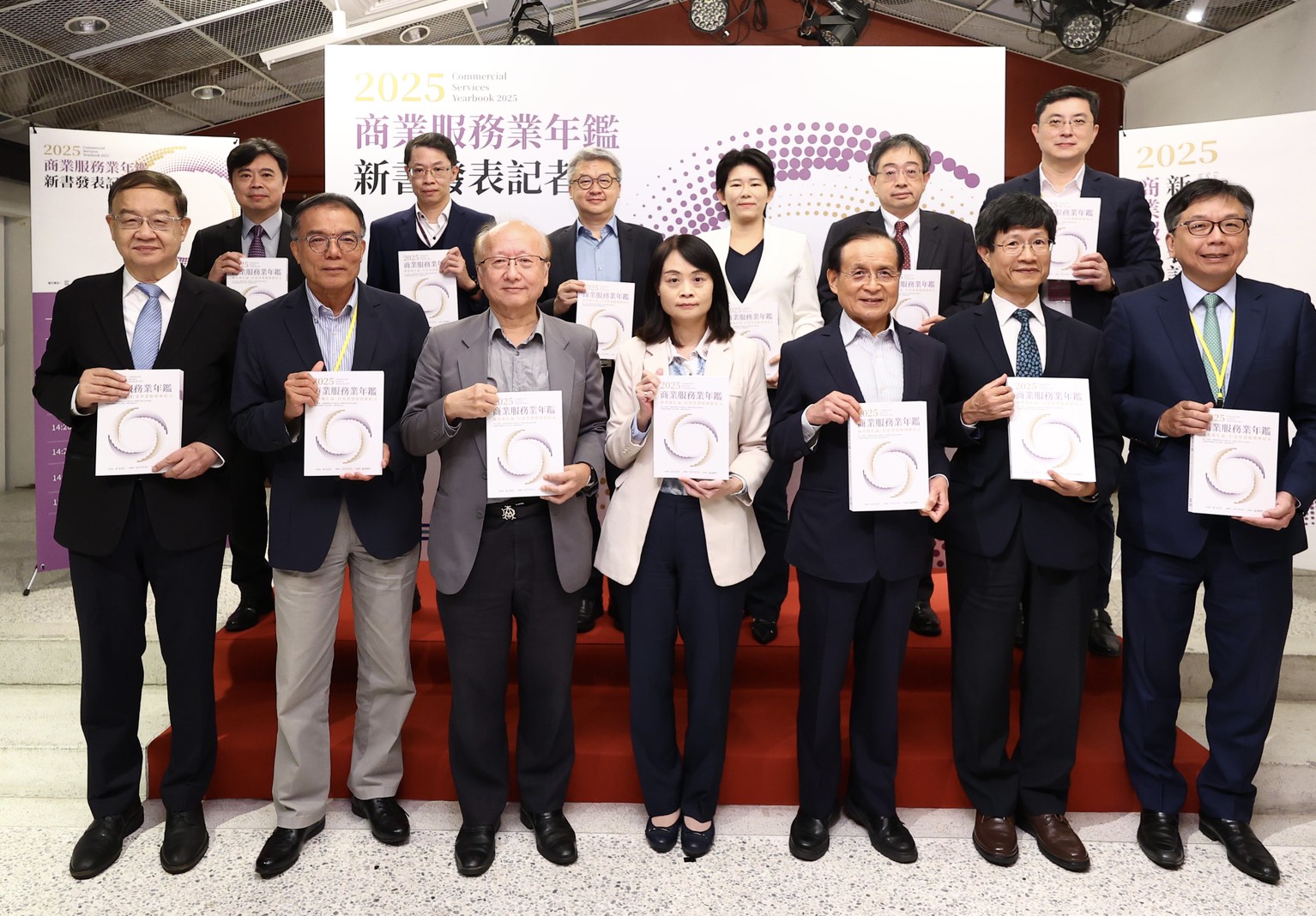 《2025商業服務業年鑑》發布　陳厚銘：AI是推動智慧經濟的核心力量