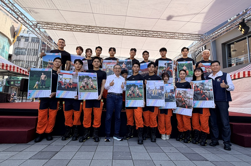 聯手萌娃出擊做公益　新北消防猛男月曆開放預購
