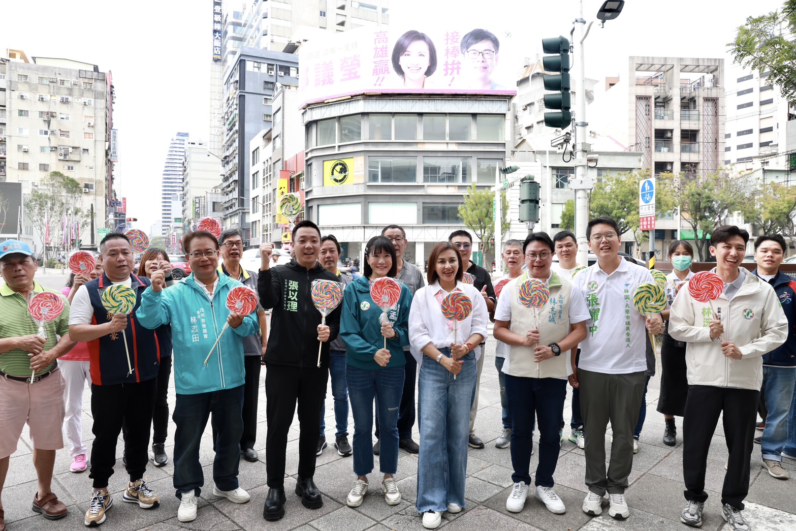邱議瑩攜手陳其邁子弟兵　換新看板宣告接棒拚高雄