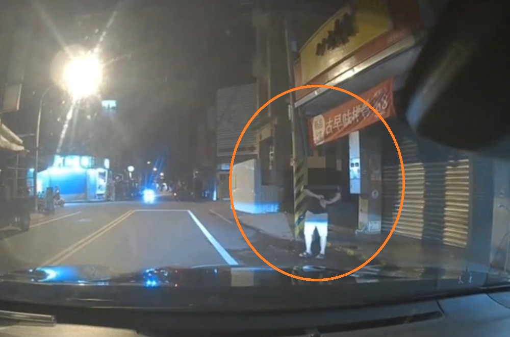 手拿剁刀三七步逛大街　疑吞食安眠藥警壓制管束