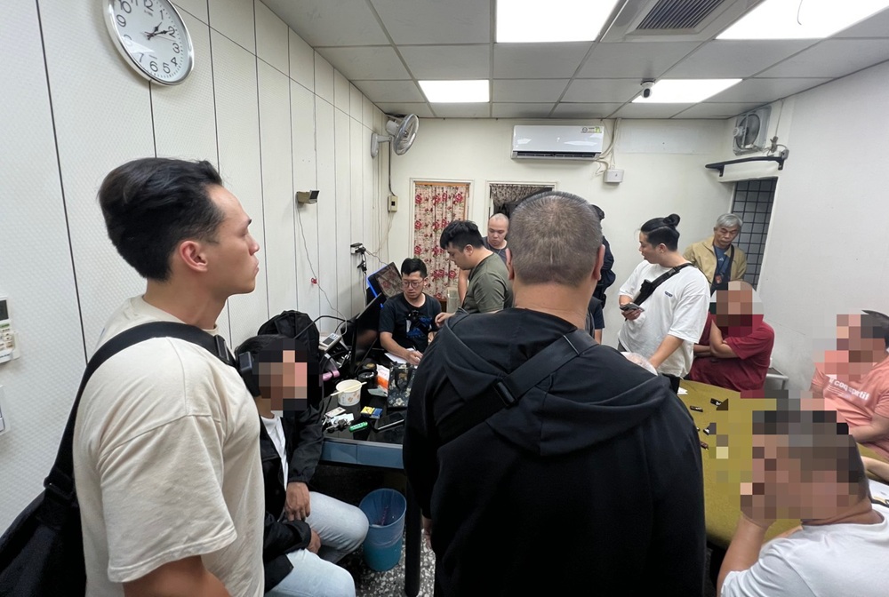 暗營天九牌職業賭場　警上門查扣賭資逾百萬元逮通緝犯