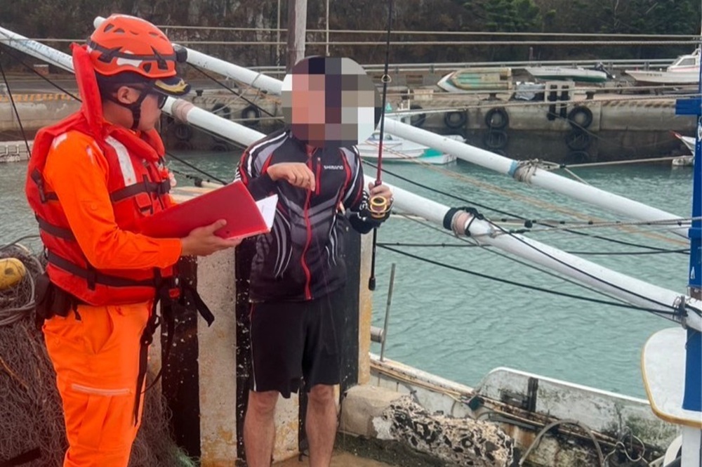 無視鳳凰颱風禁制令　查獲違規港區垂釣連開罰單