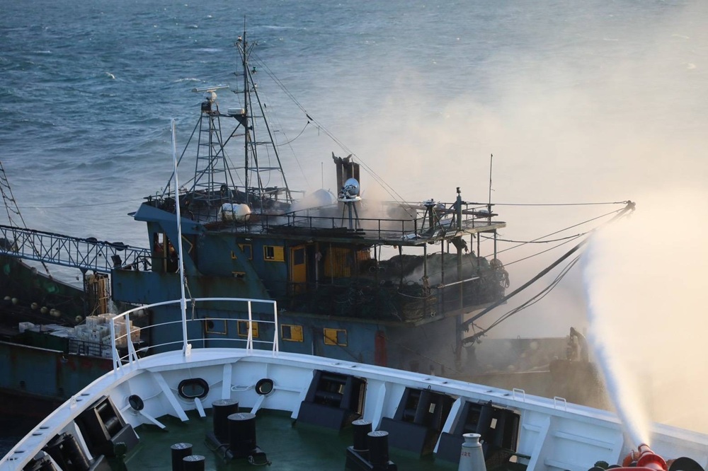 中國漁船失火求救　海巡全力救援撤離15船員