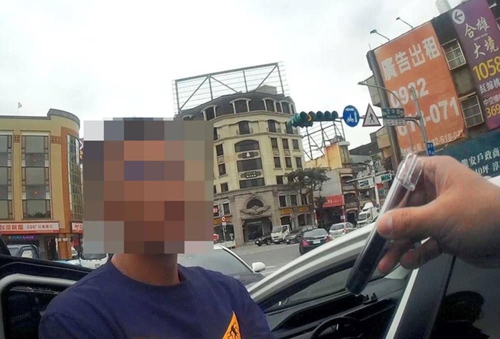 轎車停路中間　員警叫醒昏睡男手中竟涉握著毒品