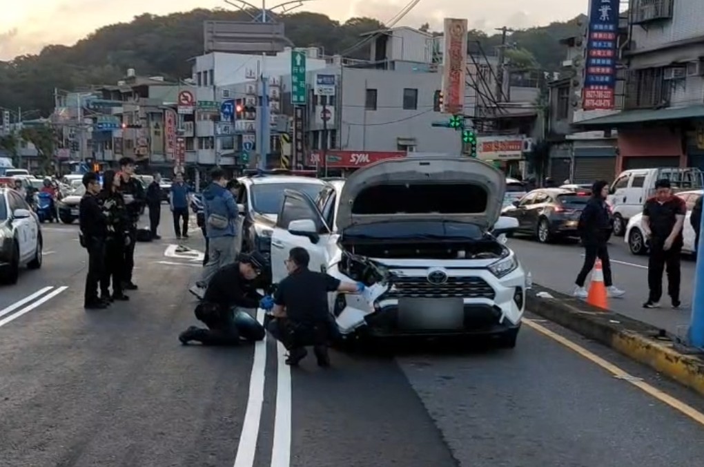 51歲女涉毒駕拒檢衝撞　警連開8槍擊破輪胎破窗逮人