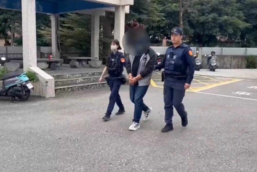 違停等友人買鹹酥雞　查獲改造手槍與安毒快篩涉毒駕