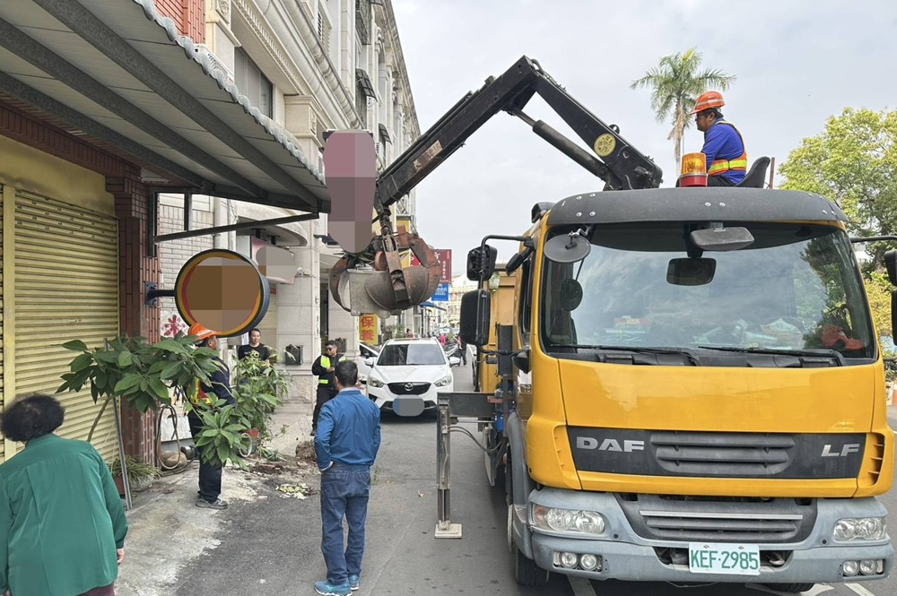 聯手清潔隊清除路障　雲林警還路於民保障交通安全