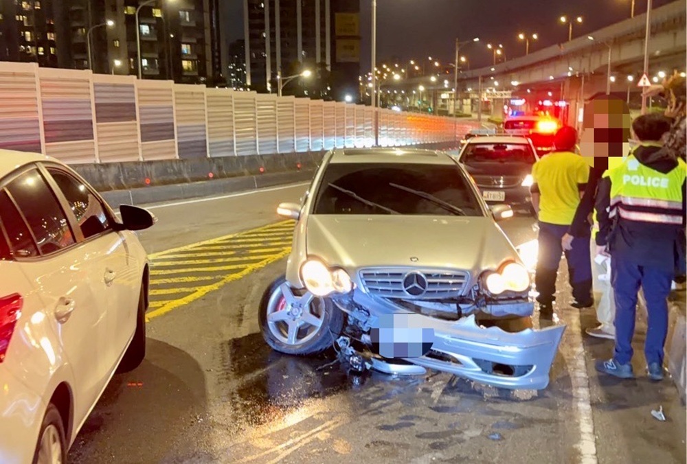 路況不熟自撞分隔島　駕駛精神恍惚唾液快篩揪毒駕