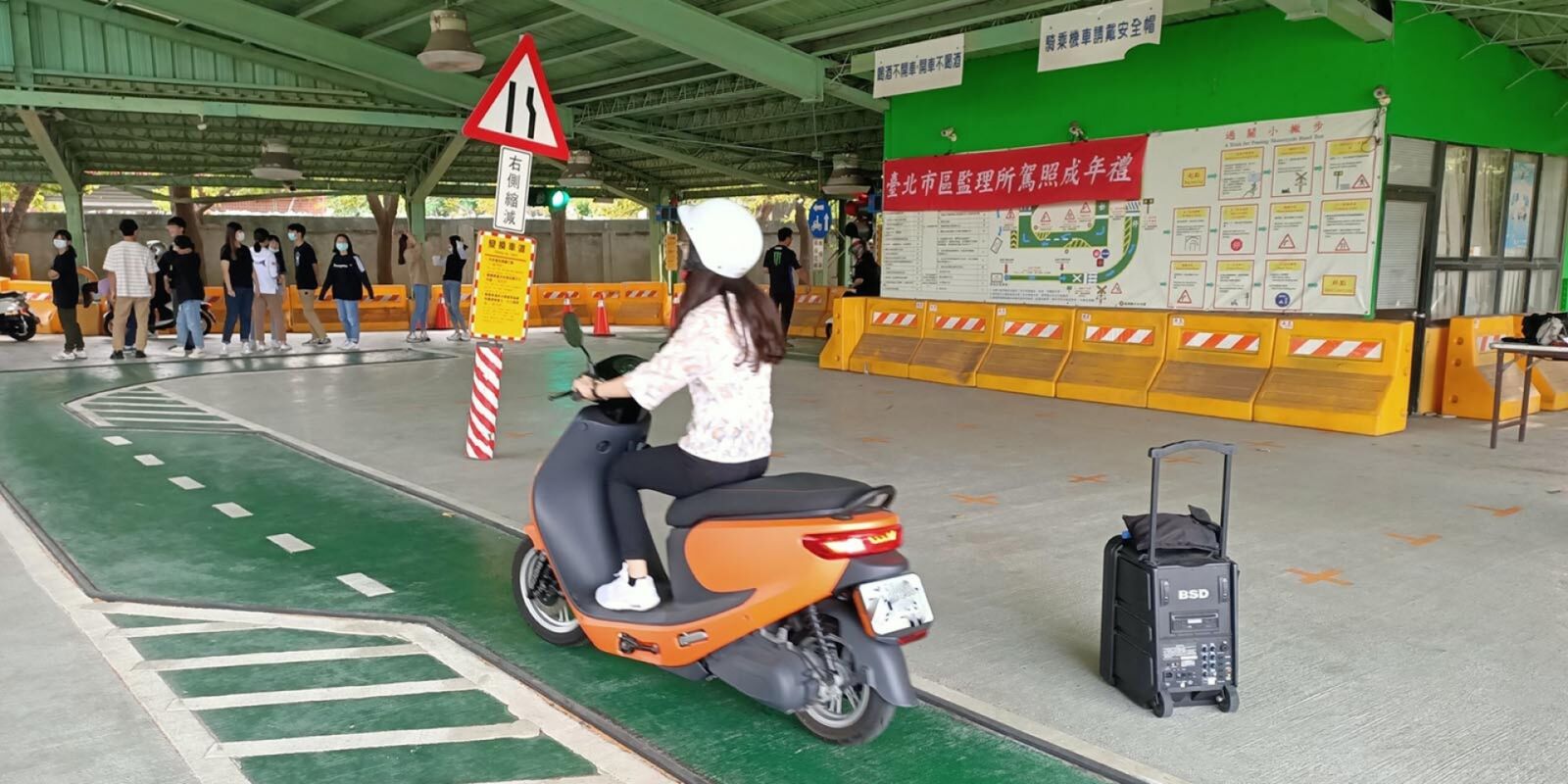 考晉級駕照通過卻未領照　糊塗女騎士違規被攔才知「3年無照騎車」