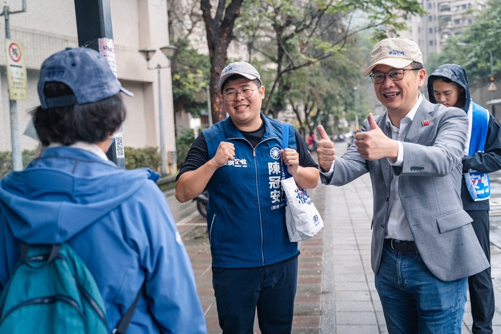 羅智強贈布鞋力挺「在地港湖子弟」　陳冠安雙腳走遍港湖59個里扎根地方