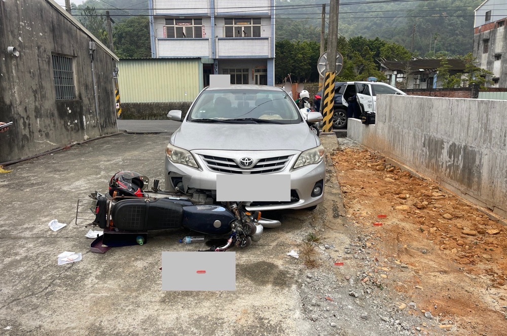 疑挾怨報復　51歲男先開車衝撞再拿水果刀刺殺