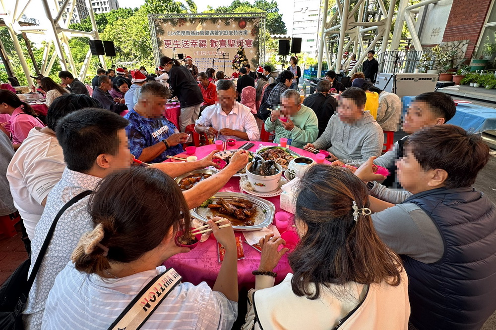 歡喜聖誕宴　更生送幸福