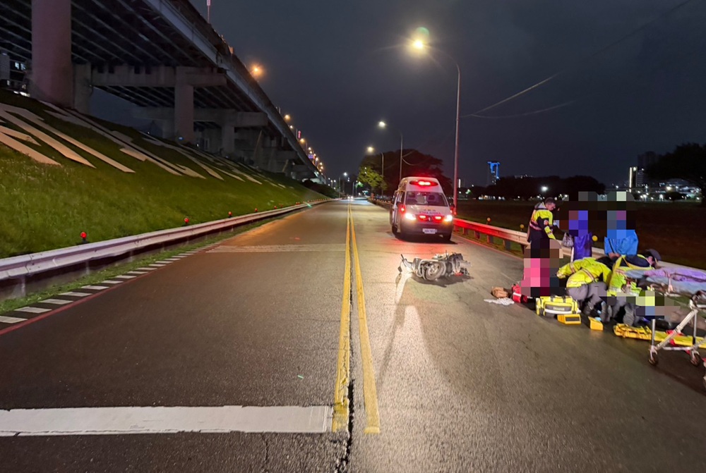 機車雙載自撞護欄　母女齊送醫68歲母臉部重創不治