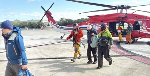 5人登山隊體力不支1人失溫死亡　黑鷹直升機即刻救援