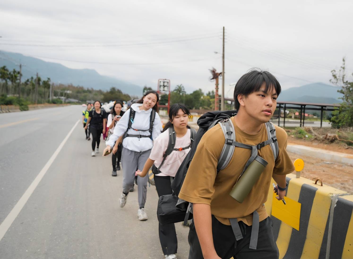 柏文實踐ESG攜手推動部落身心健康「公路上的公民課」50名青年徒步送暖花蓮