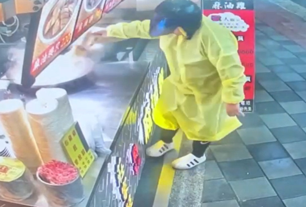 連鎖麻油雞10分店疑被惡搞　疑似砂糖整包丟鍋內警逮3人