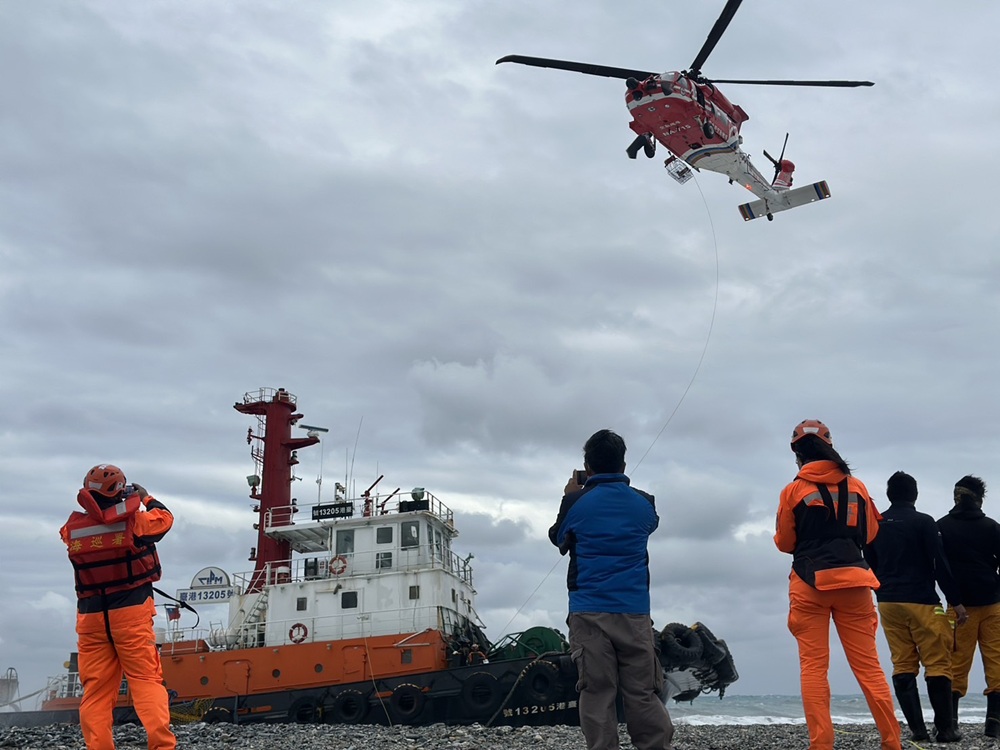 巴拿馬籍貨輪受困花蓮溪出海口　海巡署即刻救援5人脫險