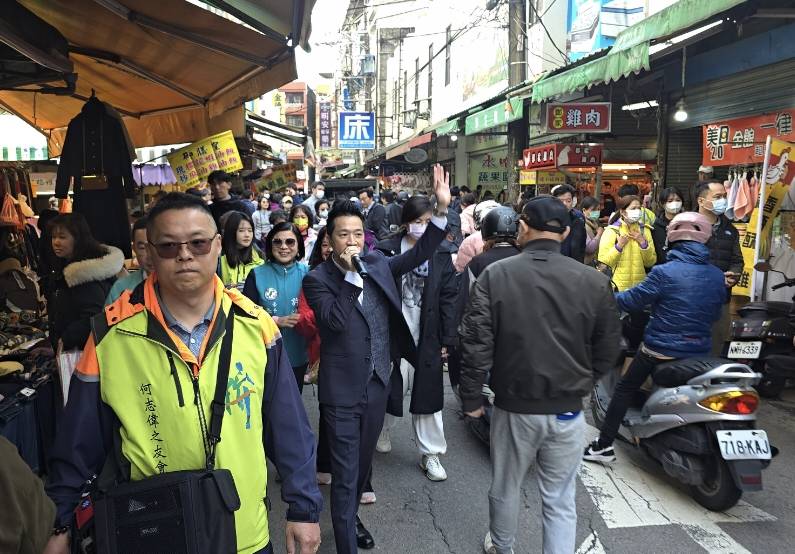 勤跑桃園基層整隊成形　何志偉「母雞效應」逐步發酵