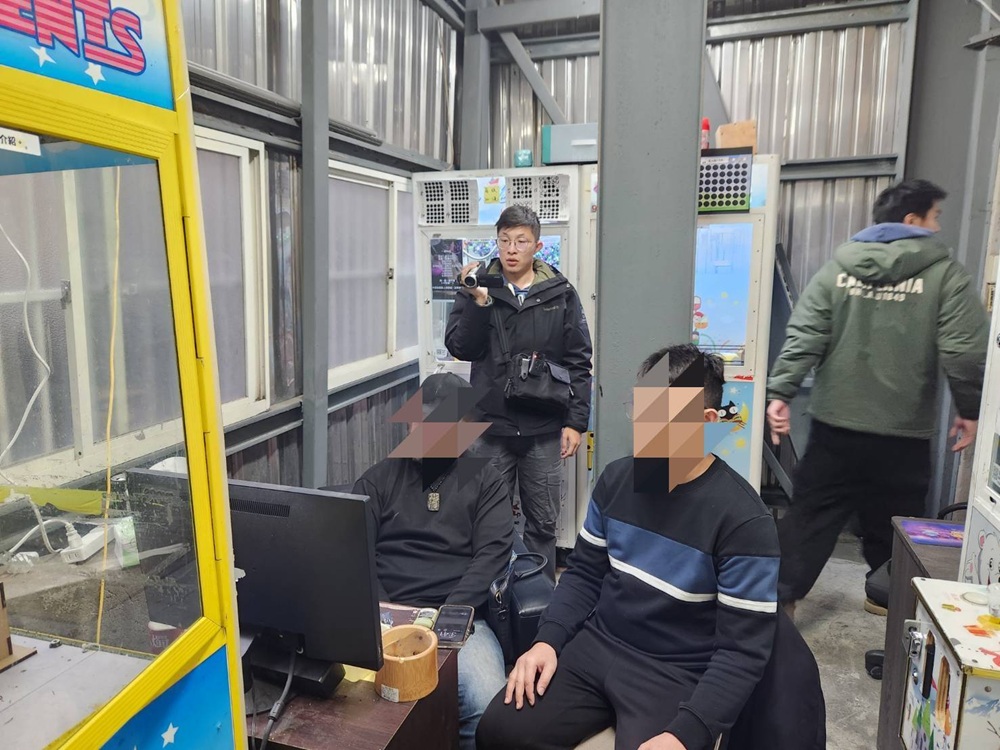 無人店模式經營賭博電玩　警偽裝賭客逮涉2案通緝犯