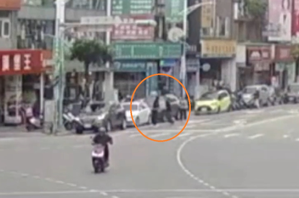 為搶停車格　兩男街頭爆全武行提告傷害全進了警局