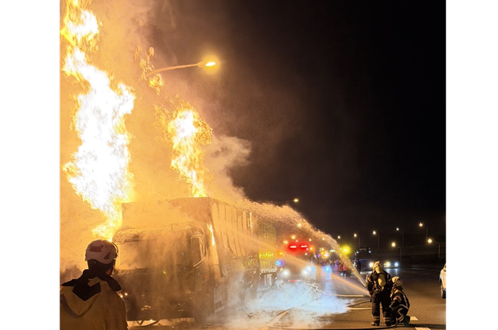 聯結車國道火燒車　警消1小時半撲滅火勢無人傷