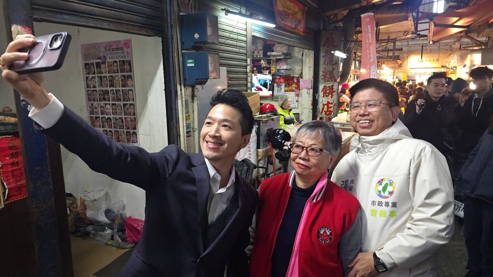 九合一選戰前哨　何志偉深入桃園基層　攤商高喊「凍蒜」