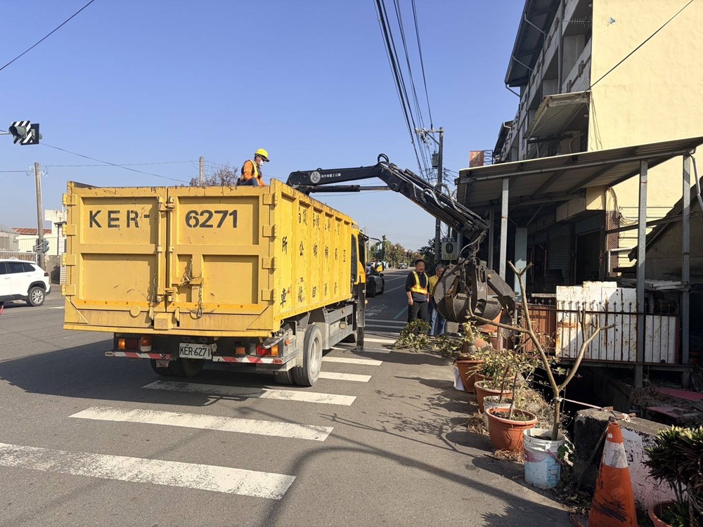 整頓市區占道亂象　雲林警攜手清潔隊還路於民