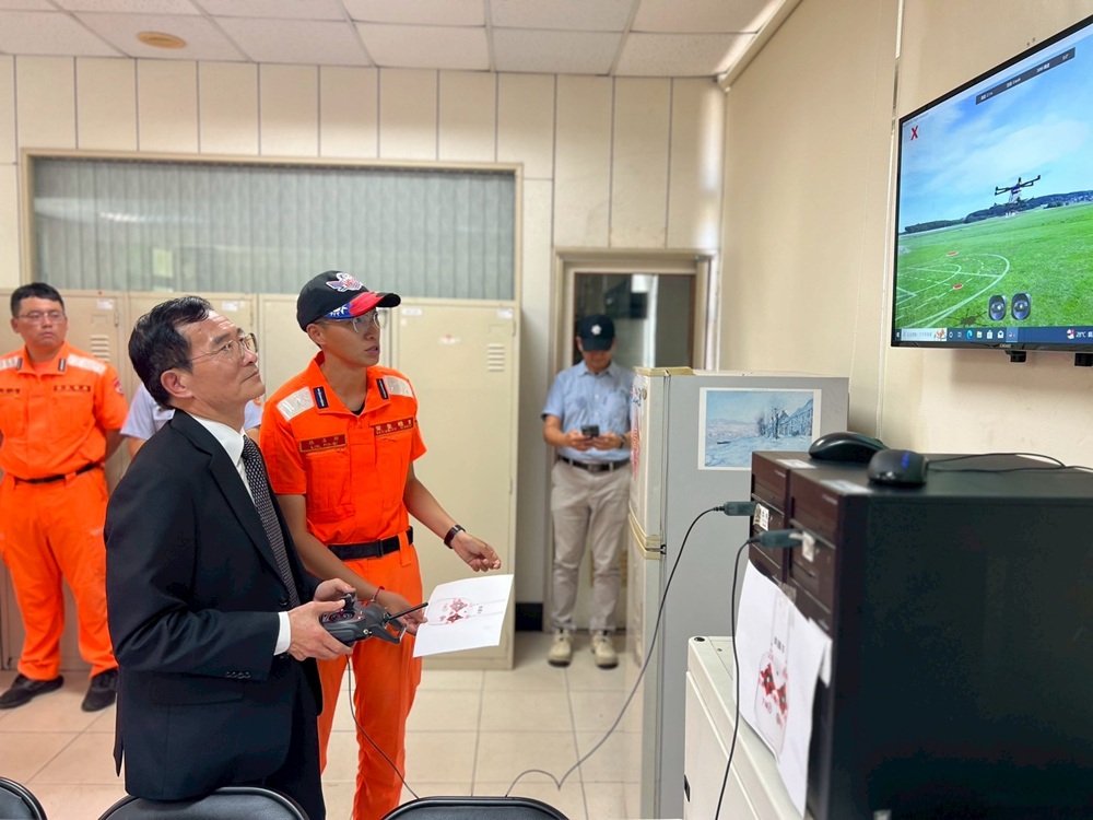 貫徹人人皆飛手政策　海巡署長副署長先後考取無人機證照