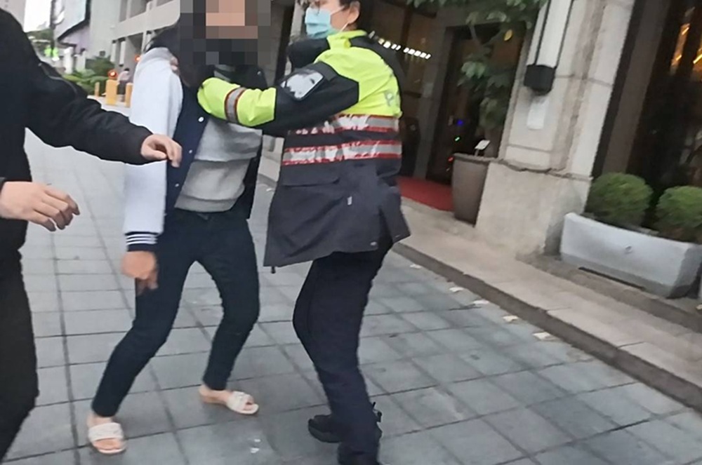 情緒失控扯學童掐頸　警強制22歲女就醫依法送辦