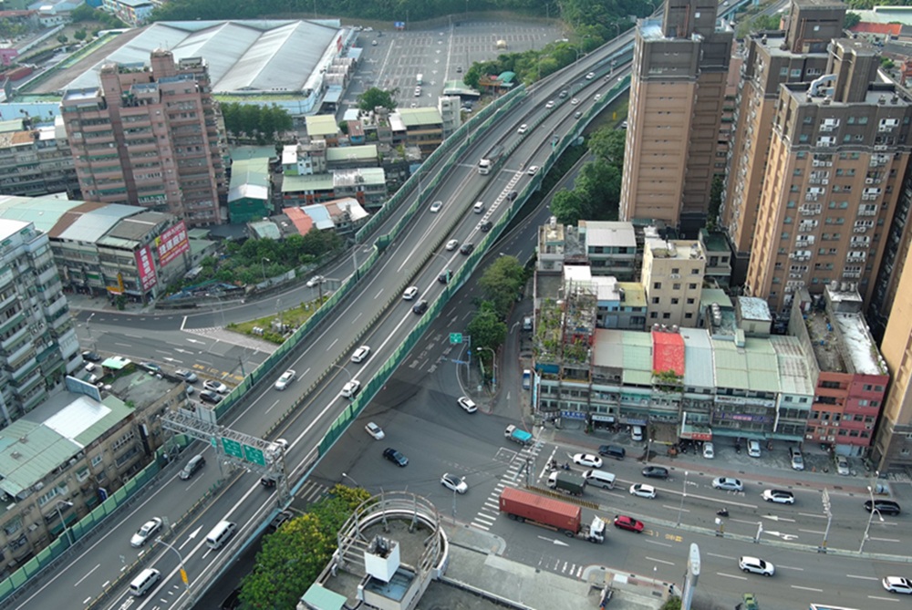 開啟上帝視角疏導交通　警提醒路口不禮讓當心挨罰