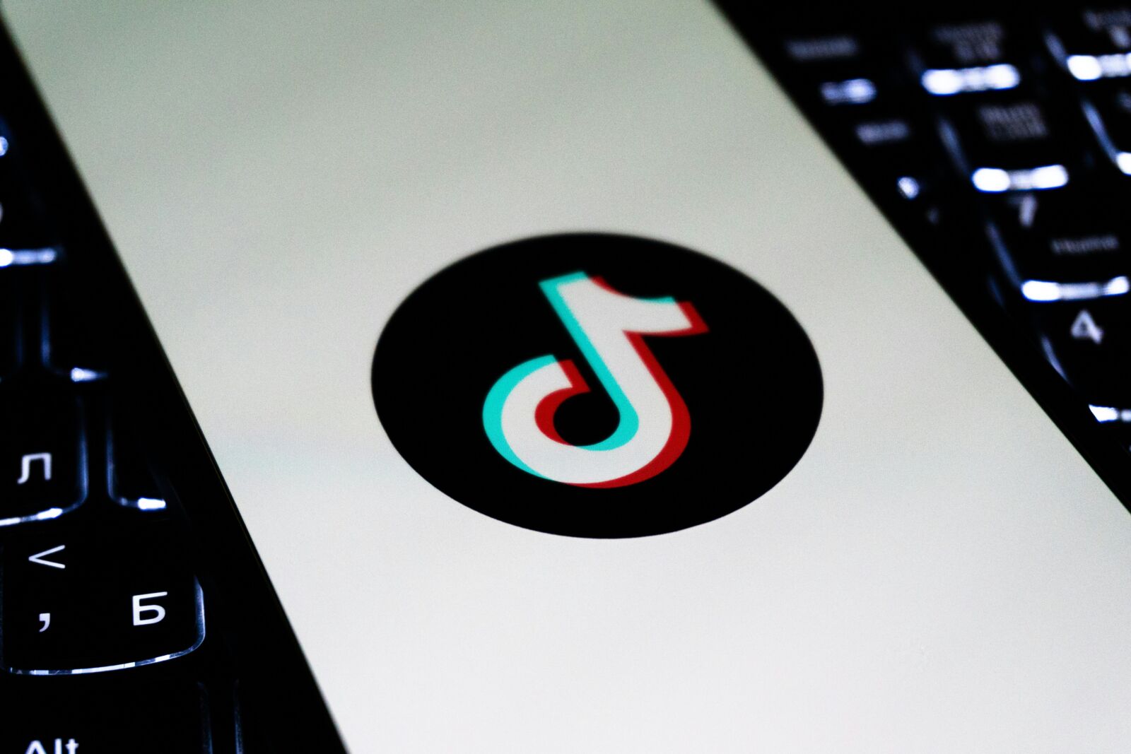 【投書】全球掀社群禁令潮 台灣網路安全網莫落後