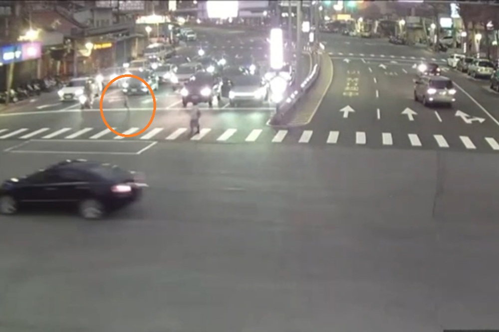 父親暴怒違停路口涉棄幼童　警已蒐證並將依法嚴辦